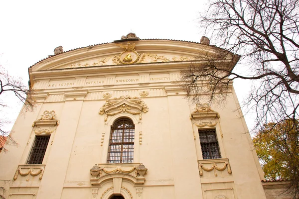 Staré Prahy příjemný personál - staré budovy — Stock fotografie