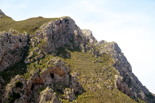 Höga berg och klippor i greece rhodes — Stockfoto