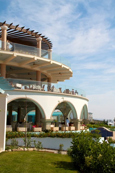 Όμορφο ξενοδοχείο κοντά στη θάλασσα στην Ελλάδα — Φωτογραφία Αρχείου