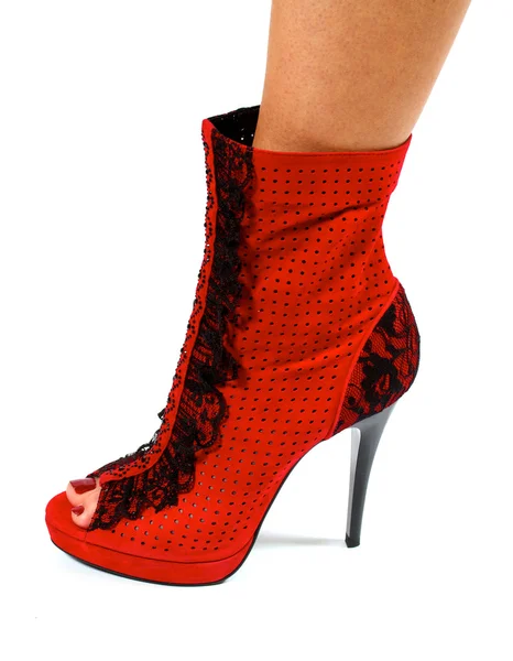白い背景に隔離された赤い女性のブーツ — ストック写真