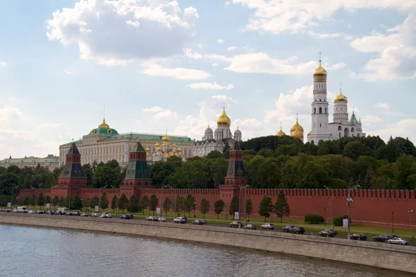 Знаменитый Московский Кремль и Москва, Россия — стоковое фото