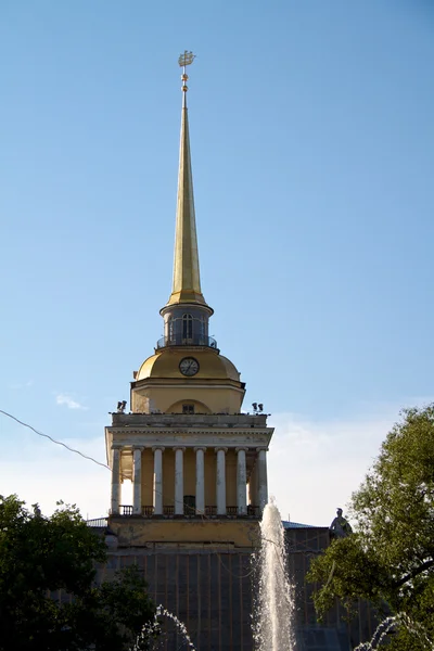 Edificio del Almirantazgo en San Petersburgo — Foto de Stock