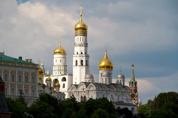 Weergave van het kremlin van Moskou met gouden koepels en spasskaya toren — Stockfoto
