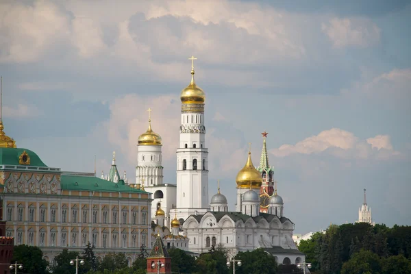 Kilátás nyílik a Kreml spasskaya torony és arany kupolák — Stock Fotó