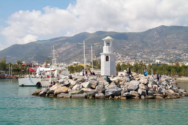 港の灯台トルコ、アラニヤにあります。日当たりの良い天気 — ストック写真