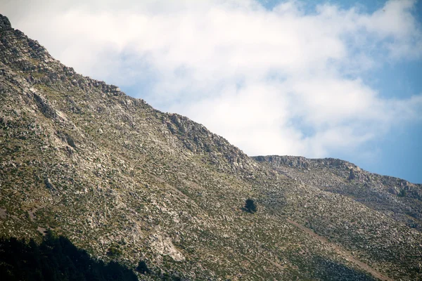 Alta montanha e rochas na Grécia Rhodes — Fotografia de Stock