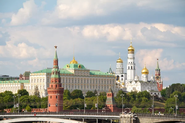 Kilátás nyílik a Kreml spasskaya torony és arany kupolák — Stock Fotó