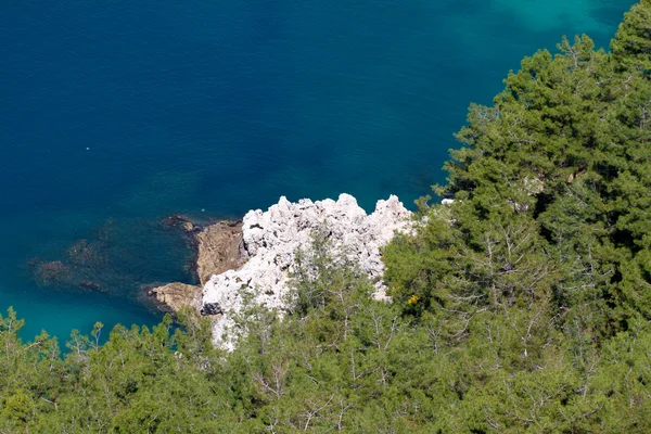 Felsen und Mittelmeer in der Türkei — Stockfoto