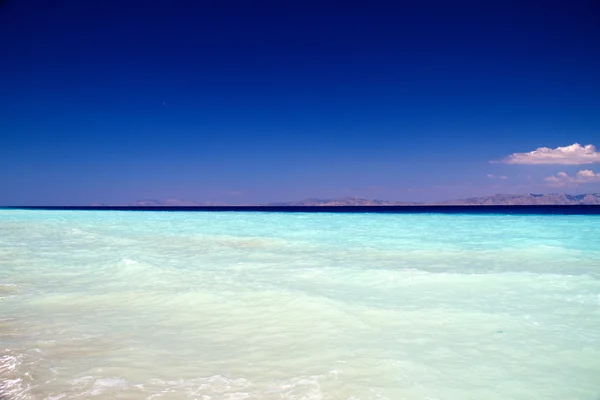 Eau turquoise claire au bord de la mer Égée — Photo