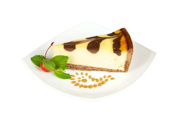 Gurmánské plátek tvarohový koláč na bílém pozadí — Stock fotografie