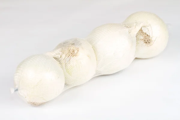 Спелый лук на белом — стоковое фото