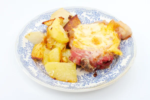 Peynir sos ve patates ile ızgara biftek et — Stok fotoğraf