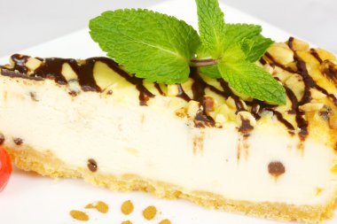 gurme dilim beyaz zemin üzerine cheesecake