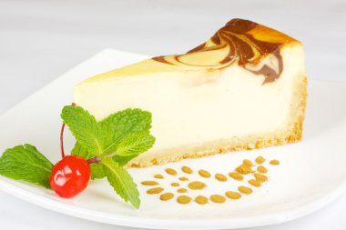 gurme dilim beyaz zemin üzerine cheesecake