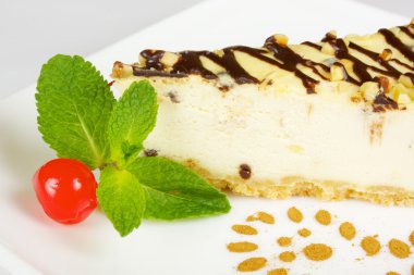 gurme dilim beyaz zemin üzerine cheesecake