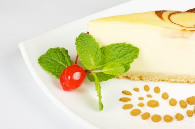 gurme dilim beyaz zemin üzerine cheesecake