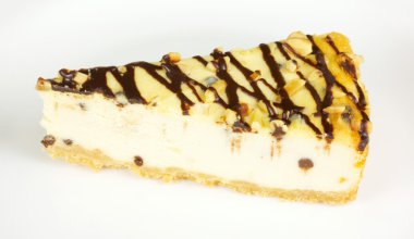 gurme dilim beyaz zemin üzerine cheesecake