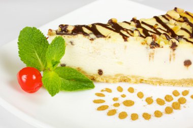 gurme dilim beyaz zemin üzerine cheesecake