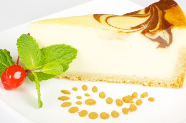 gurme dilim beyaz zemin üzerine cheesecake