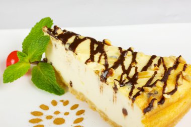 gurme dilim beyaz zemin üzerine cheesecake