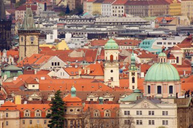 Prag'ın Gotik Kalesi ve Binalar üzerinde görünüm