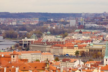 Prag'ın Gotik Kalesi ve Binalar üzerinde görünüm