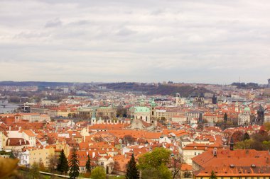 Prag'ın Gotik Kalesi ve Binalar üzerinde görünüm