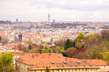 Prag'ın Gotik Kalesi ve Binalar üzerinde görünüm