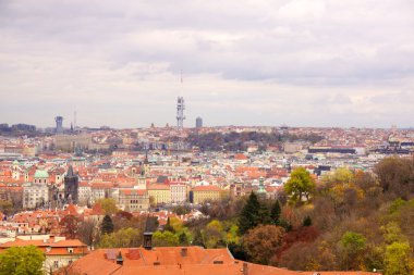 Prag'ın Gotik Kalesi ve Binalar üzerinde görünüm