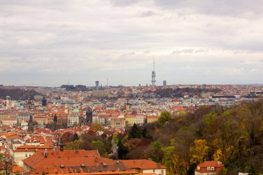 Prag'ın Gotik Kalesi ve Binalar üzerinde görünüm