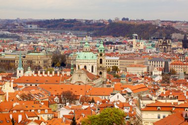 Prag'ın Gotik Kalesi ve Binalar üzerinde görünüm