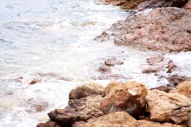 dalgalar üzerinde Yunan deniz kıyısı