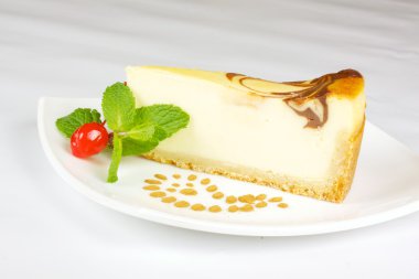 gurme dilim beyaz zemin üzerine cheesecake