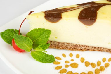 gurme dilim beyaz zemin üzerine cheesecake