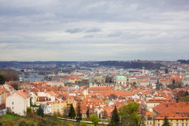 Prag'ın Gotik Kalesi ve Binalar üzerinde görünüm