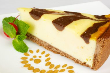 gurme dilim beyaz zemin üzerine cheesecake