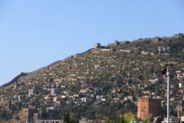 Port alanya ve kırmızı tuğla Kulesi