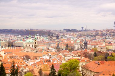 Prag'ın Gotik Kalesi ve Binalar üzerinde görünüm