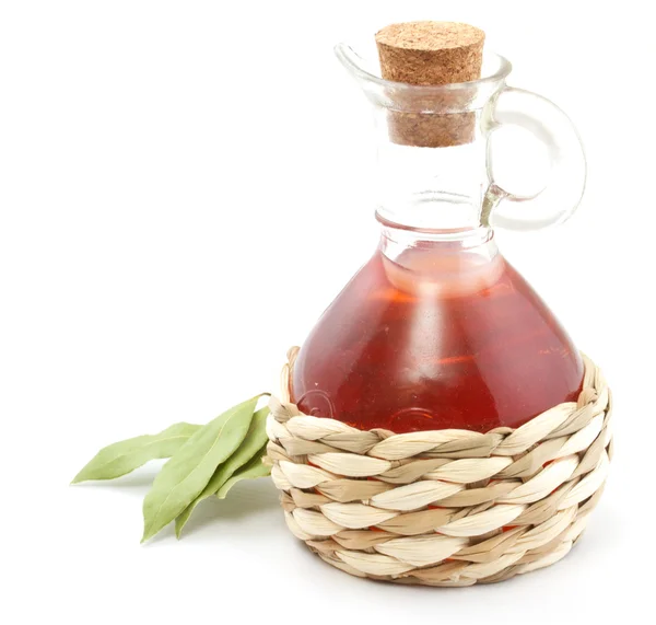 Botella de vinagre y hoja de laurel —  Fotos de Stock