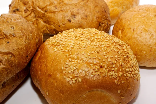 Ψωμί ολικής αλέσεως και ψωμί σίκαλης και απομονωμένη — Φωτογραφία Αρχείου