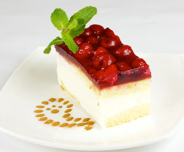 Kue raspberry terisolasi — Stok Foto