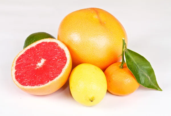 Свіжі соковиті грейпфрути — стокове фото
