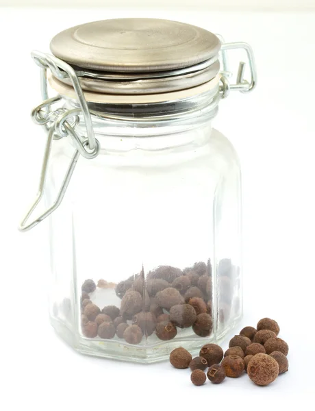 Una pila de granos de pimienta en la botella — Foto de Stock