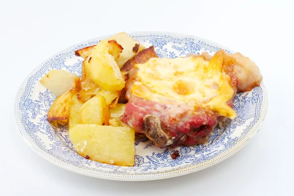 Mięso stek z grilla z sosem ser i ziemniaki — Zdjęcie stockowe