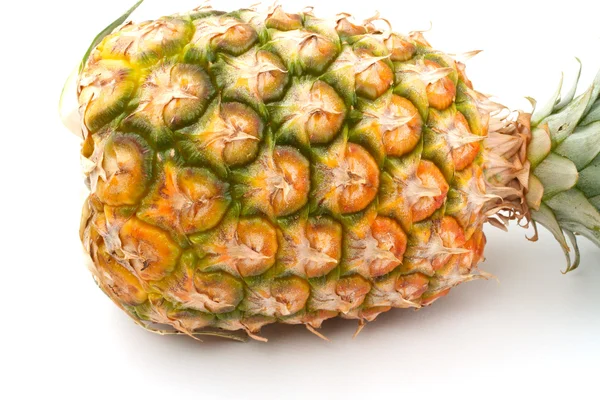 Свежий вкусный ананас изолирован — стоковое фото