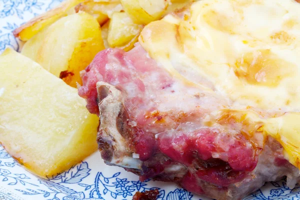 Carne de bife grelhada com molho de queijo e batatas — Fotografia de Stock