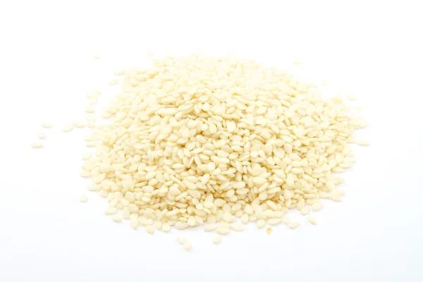 Zamknięcie się na stertę suszone nasiona sezamu na białym tle — Zdjęcie stockowe