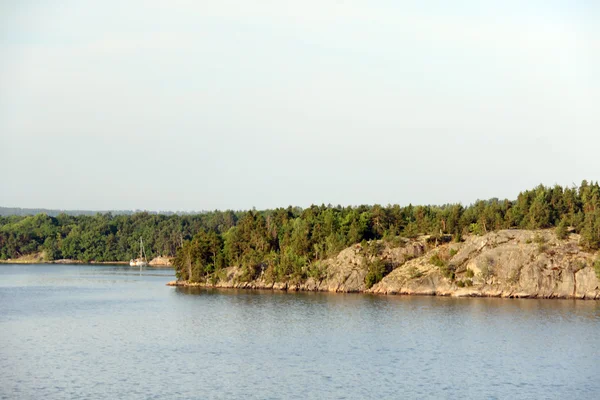 Osamělý ostrov ve Švédsku souostroví — Stock fotografie