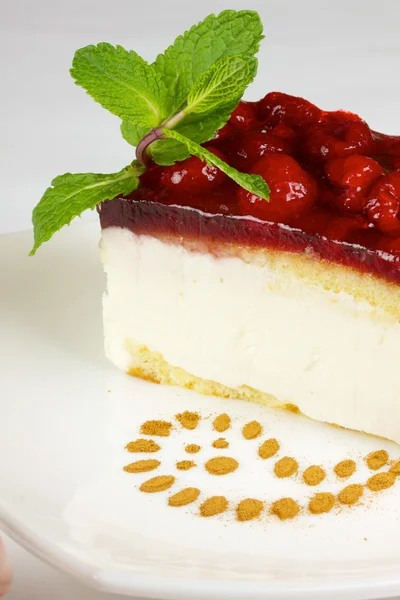 Ciasto malina na białym tle — Zdjęcie stockowe