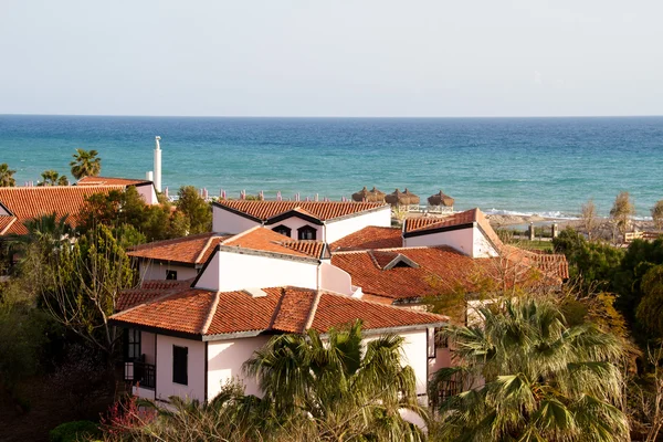 Residências de luxo ao longo do mar Mediterrâneo na Turquia — Fotografia de Stock